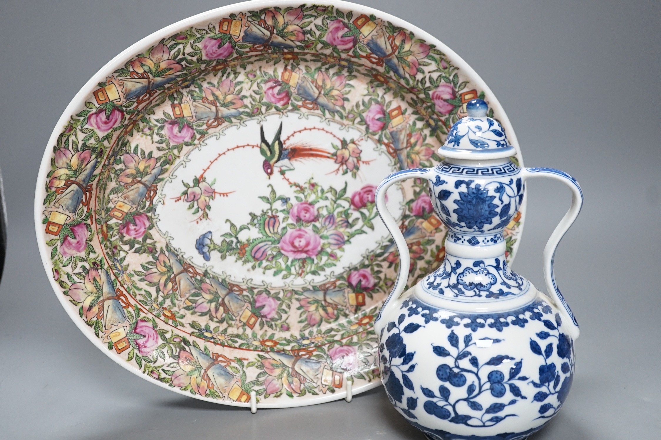 A Chinese blue and white jar, cover and a famille rose dish, dish length 35cm